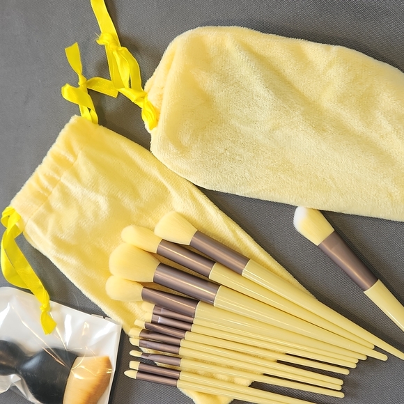 Makeup brushes! Yellow! - Picture 7 of 9
